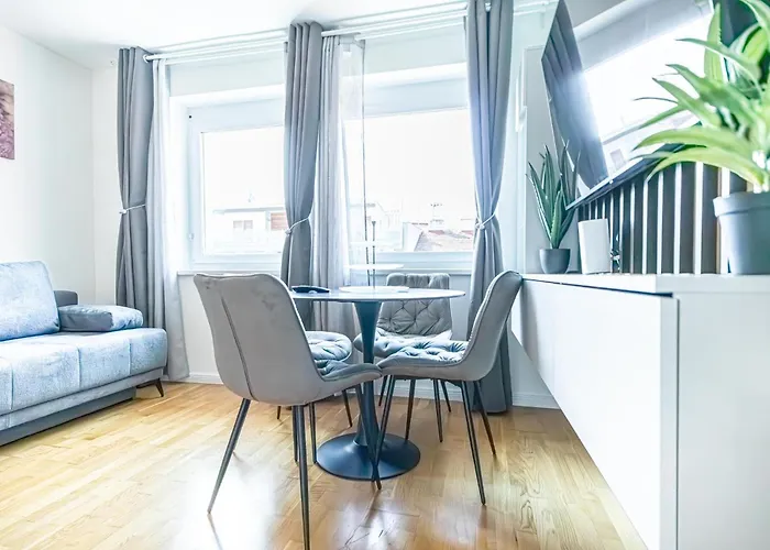 Chic 1br & 1lr, Kingbed, Only 9 Min To Center Via Metro Apartmán *