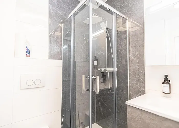 Chic 1br & 1lr, Kingbed, Only 9 Min To Center Via Metro