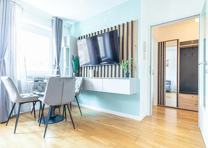 Chic 1br & 1lr, Kingbed, Only 9 Min To Center Via Metro *