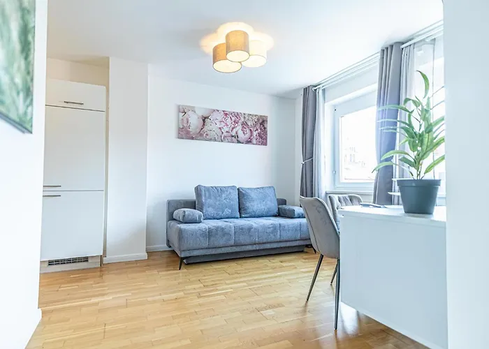 Chic 1br & 1lr, Kingbed, Only 9 Min To Center Via Metro Apartment