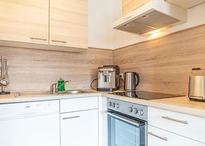 Chic 1br & 1lr, Kingbed, Only 9 Min To Center Via Metro Apartment *