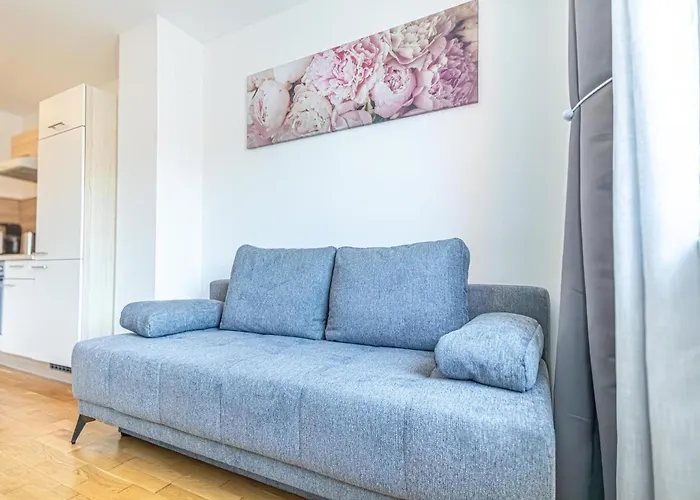 Chic 1br & 1lr, Kingbed, Only 9 Min To Center Via Metro *