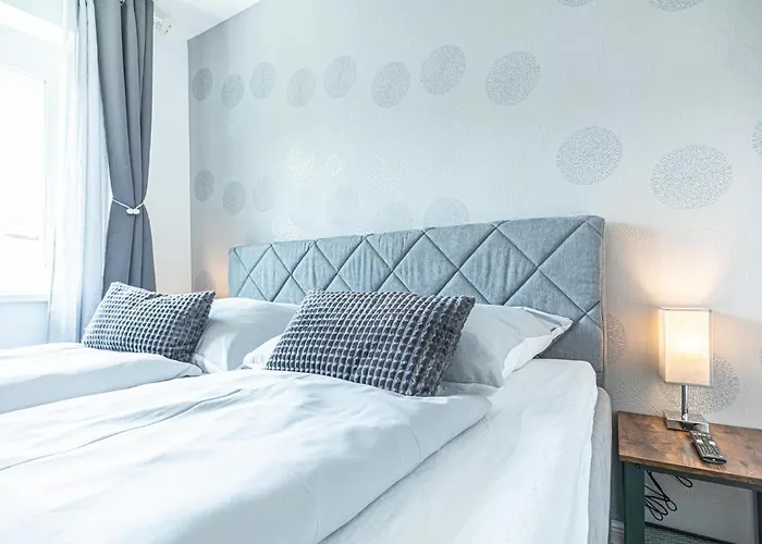 Chic 1br & 1lr, Kingbed, Only 9 Min To Center Via Metro Apartment *