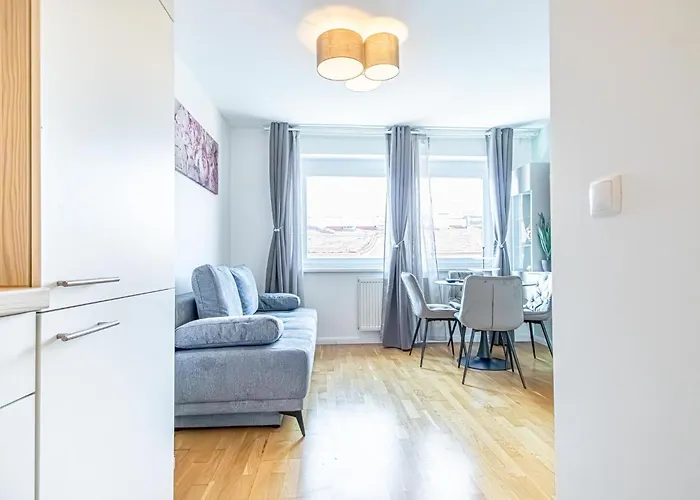 Chic 1br & 1lr, Kingbed, Only 9 Min To Center Via Metro *