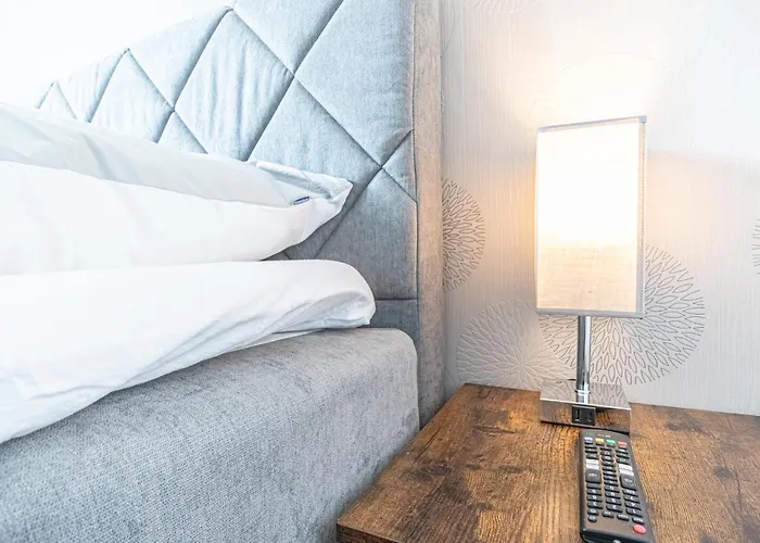 Apartment Chic 1br & 1lr, Kingbed, Only 9 Min To Center Via Metro