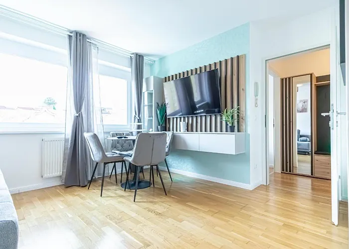 Chic 1br & 1lr, Kingbed, Only 9 Min To Center Via Metro Apartment *