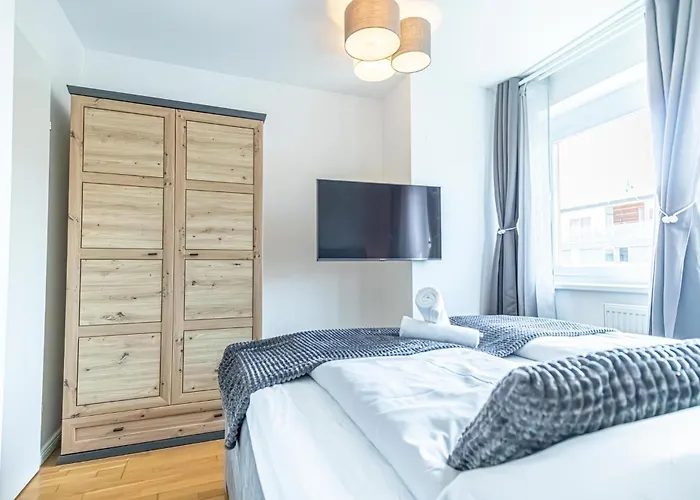 Chic 1br & 1lr, Kingbed, Only 9 Min To Center Via Metro Apartment